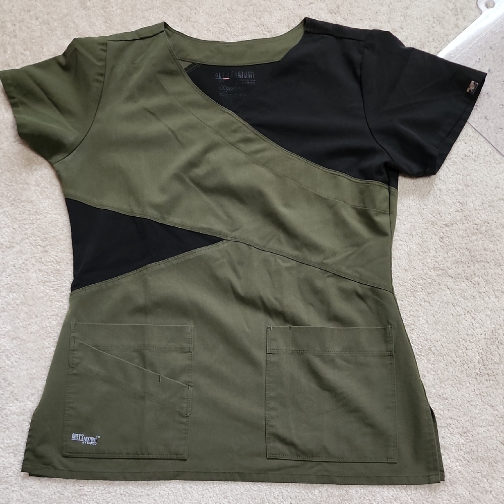 Unbranded Women’s Olive Green & Black V-Neck Scrub Top
